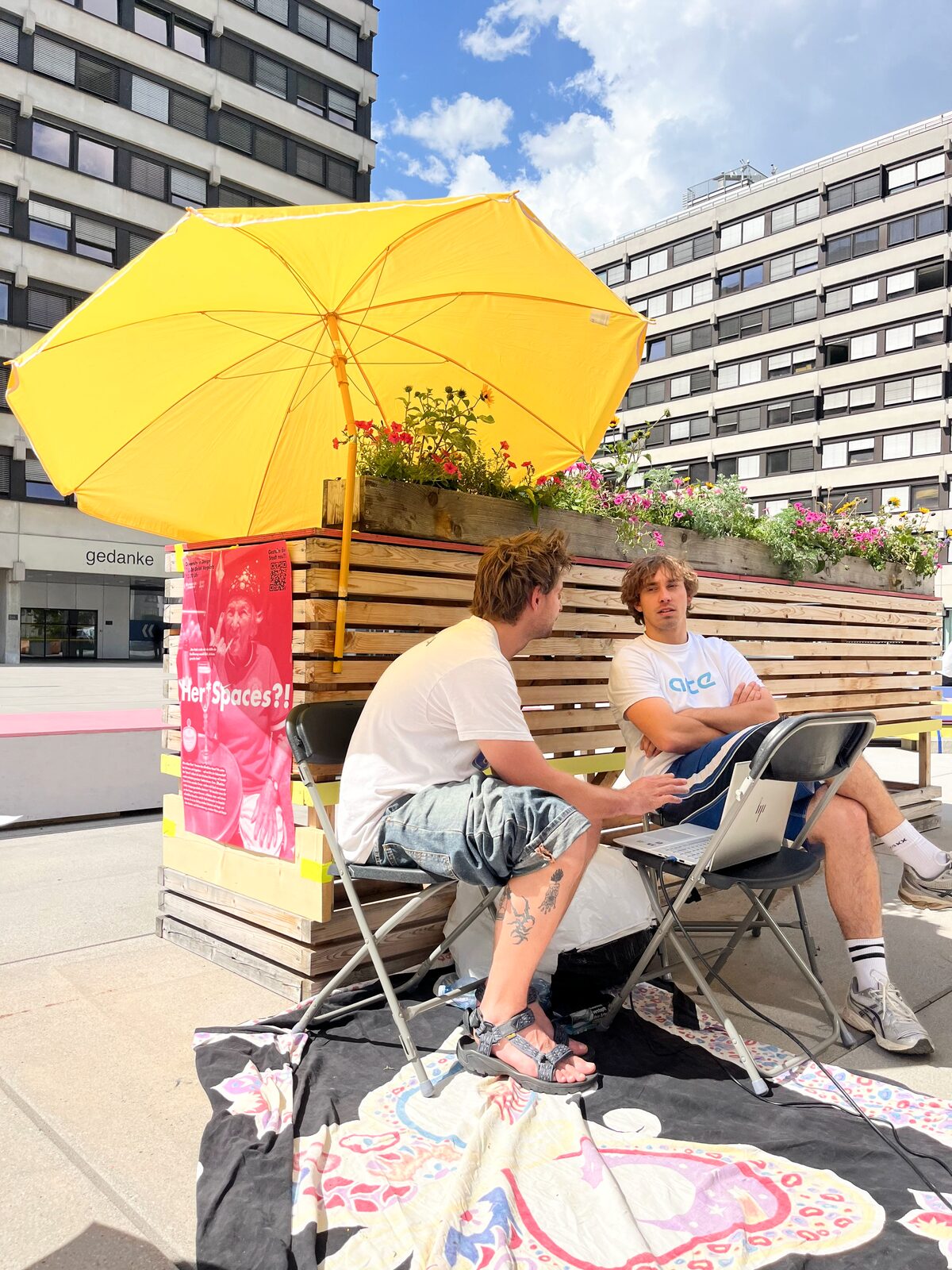 HerSpace?! Pop-up — Gespräch am Stand