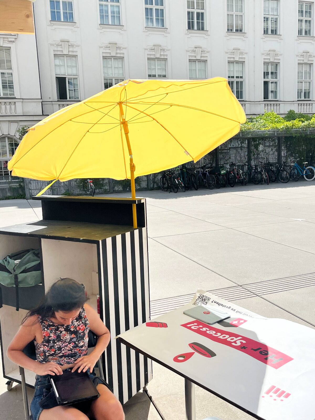 HerSpace?! Pop-up — Stand mit Streifenmuster