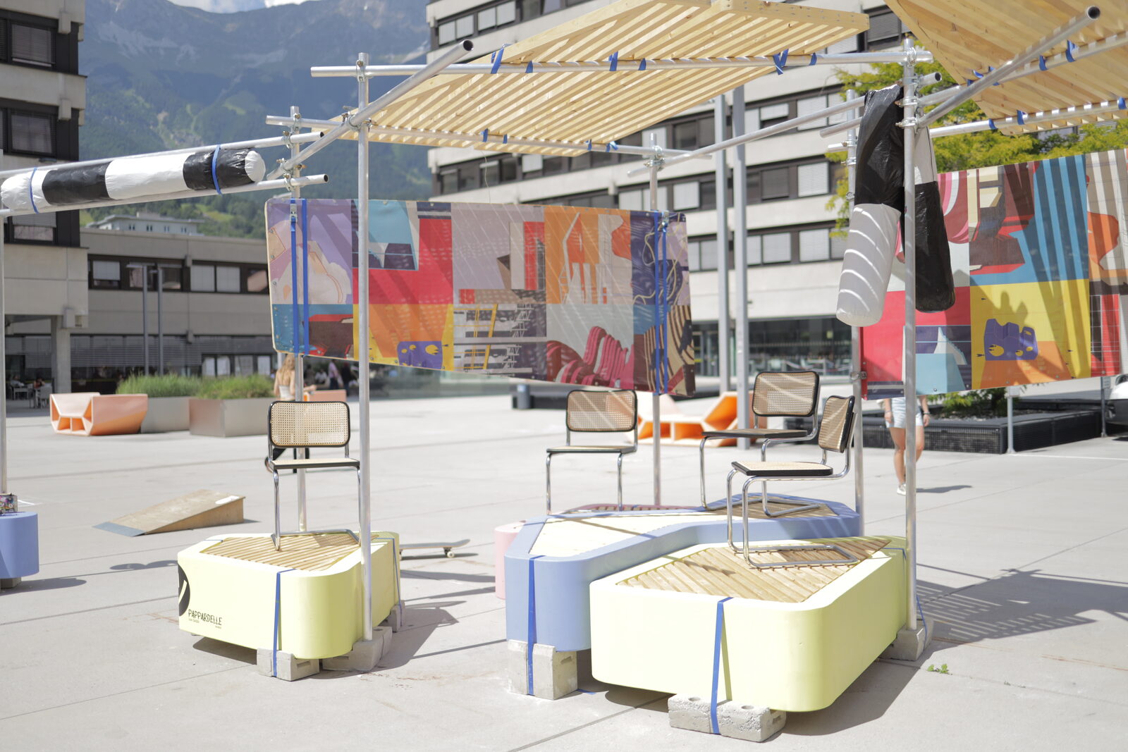 HerSpace?! Pop-up — Sitzgelegenheiten und Markisen