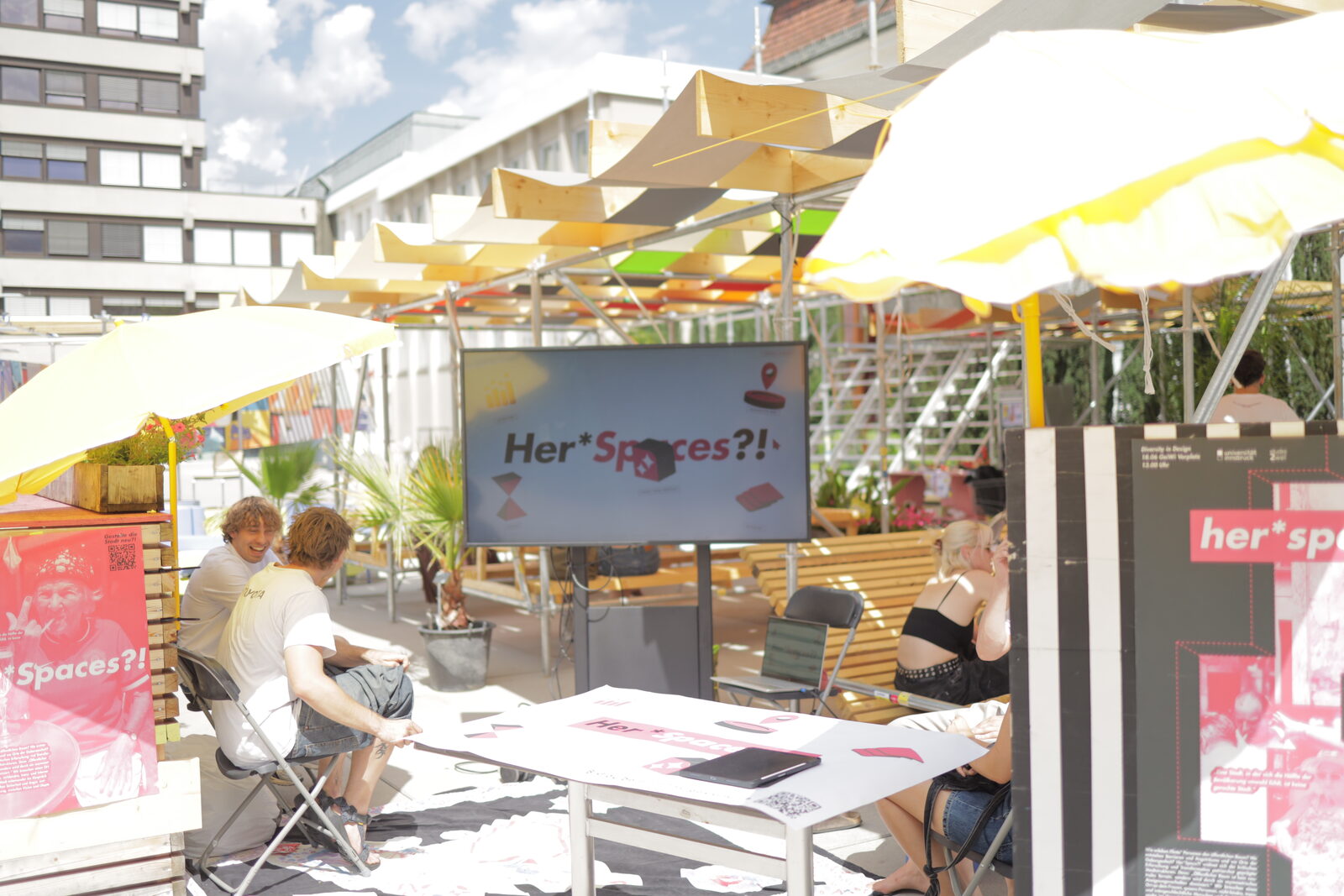 HerSpace?! Pop-up — Gesamtansicht mit Besucherinnen