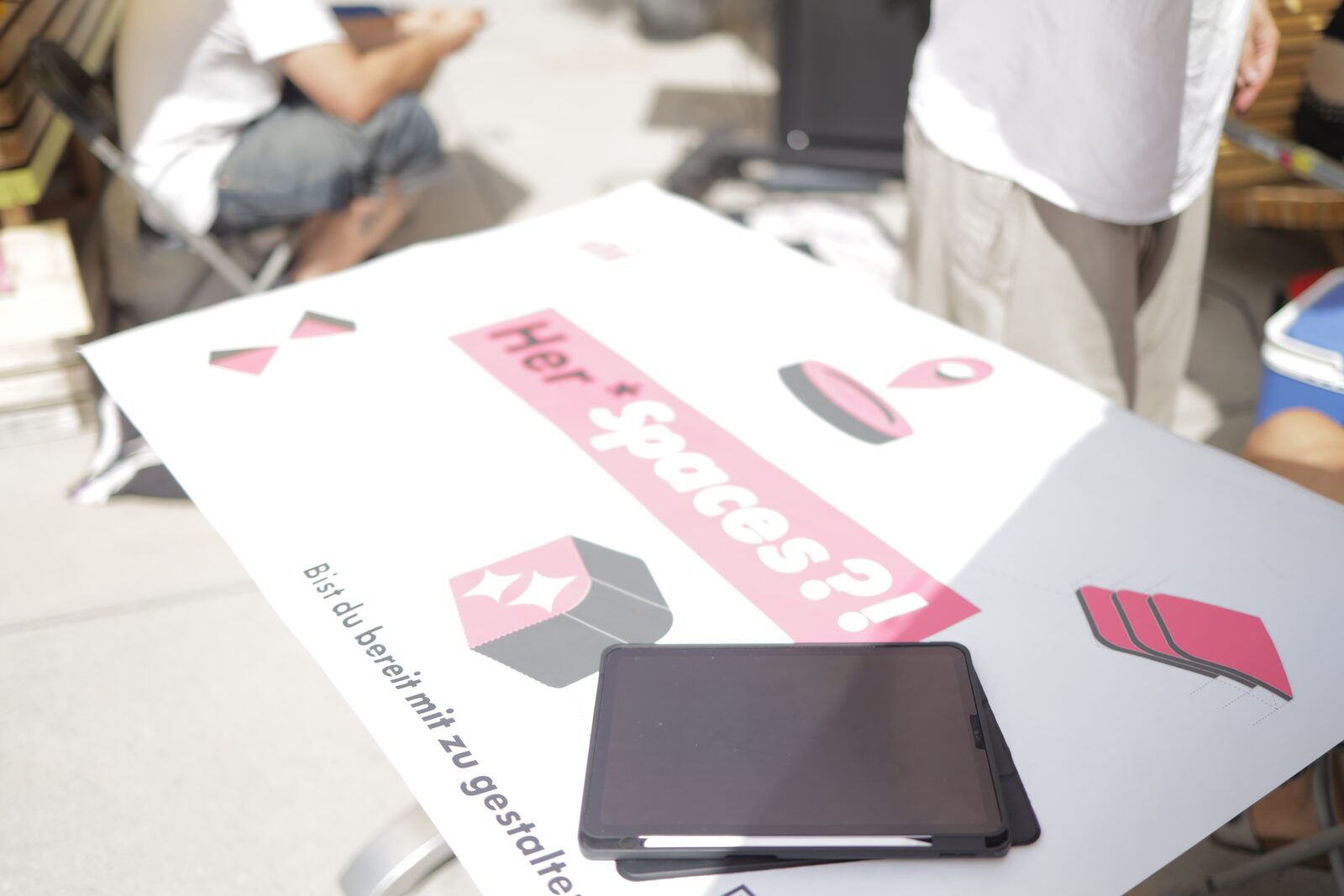 HerSpace?! Pop-up — Tisch mit Branding-Materialien