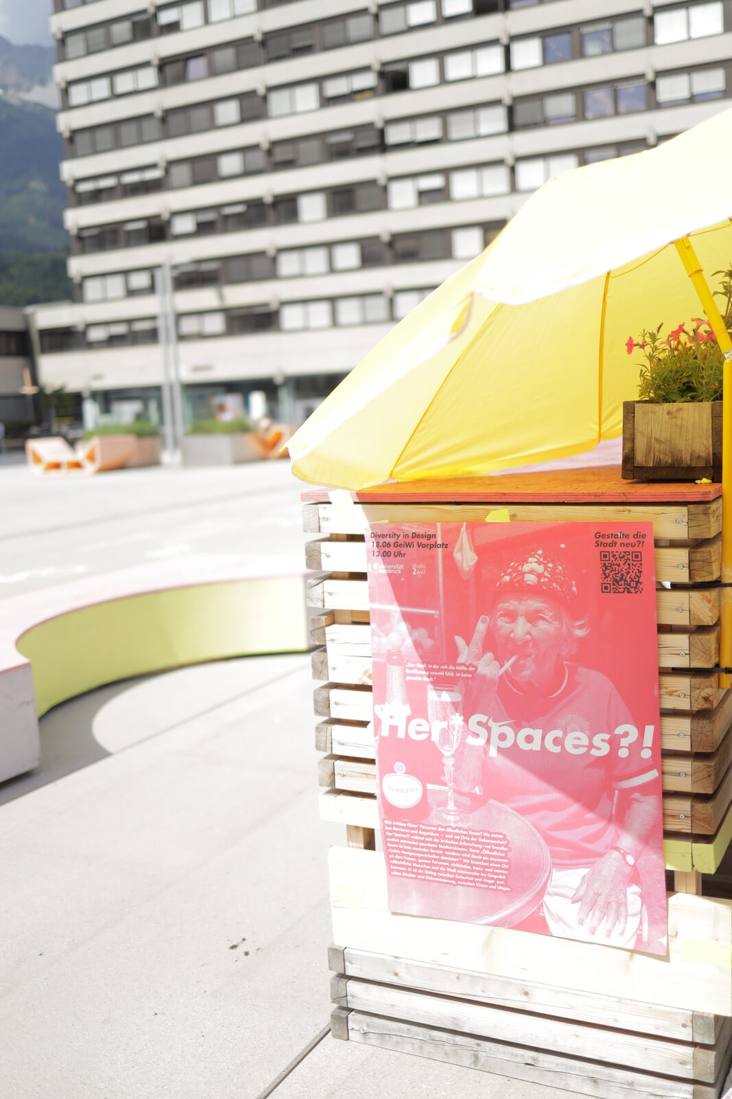 HerSpace?! Pop-up — Stand mit Sonnenschirm